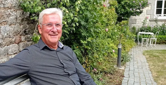 photo  joël mottier, dans son jardin à domfront-en-poiraie, évoquant son parcours justifiant cette nomination.  &copy;  ouest-france 