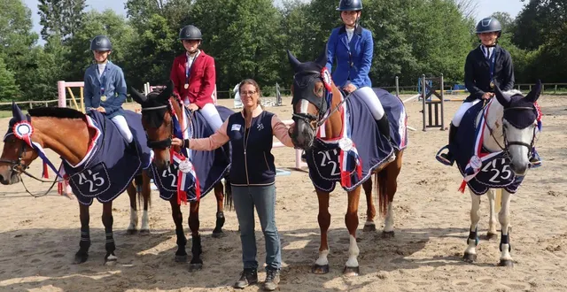 photo  clarisse guillaume, charlotte feillet, kim brevet et éléna hebert ont été championnes de france par équipe en 2025. hélène delétang est leur entraîneuse.  &copy;  ouest-france 
