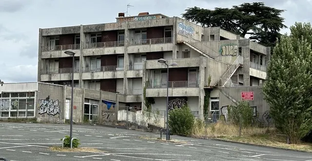 photo  l’ancienne maison de retraite le grand-cèdre a fermé ses portes en février 2014, dans le centre-ville de niort.  &copy;  co - marie-valérie jannin 