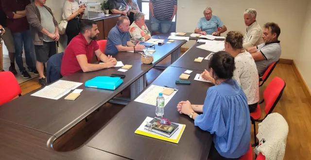 photo  le conseil municipal était présidé par christian ruel, premier adjoint (en bout de table).  &copy;  le maine libre 