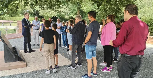 photo  le professeur d’histoire et président de l’association vive la résistance christophe bayard a commenté la visite sur les traces de la 2e db.  &copy;  conseil départemental de l’orne 