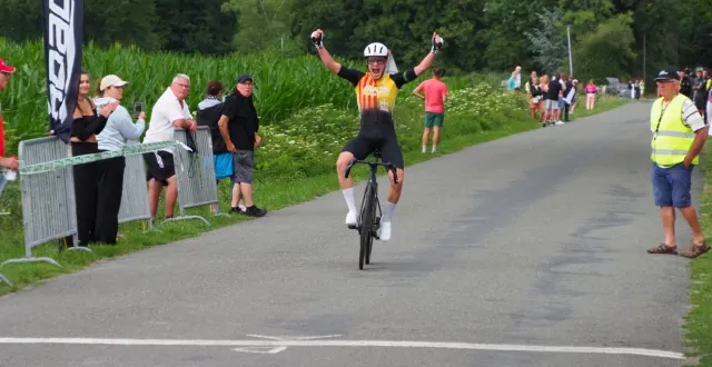 photo  victoire de mathieu lambert (avc aix-en-provence) en solitaire.  &copy;  ouest-france 