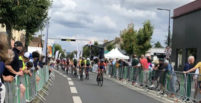 photo  36e édition du signal d’écouves, course cycliste fédérale u19 organisée par l’union cycliste alençon-damigny, dans la rue de bretagne, alençon (orne).  &copy;  ouest france 