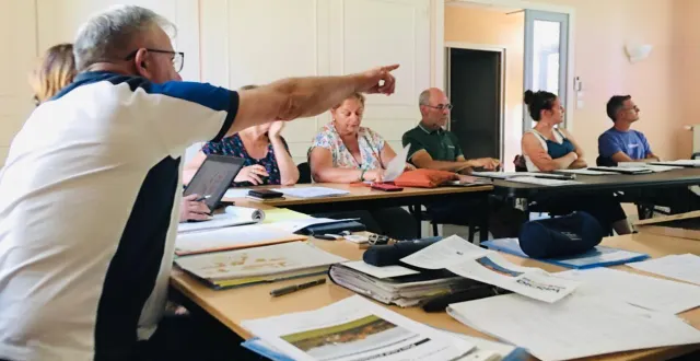 photo  le maire, eric bourge, et les membres du conseil municipal ont délibéré sur différents points, à la salle de la mairie.  &copy;  le maine libre 