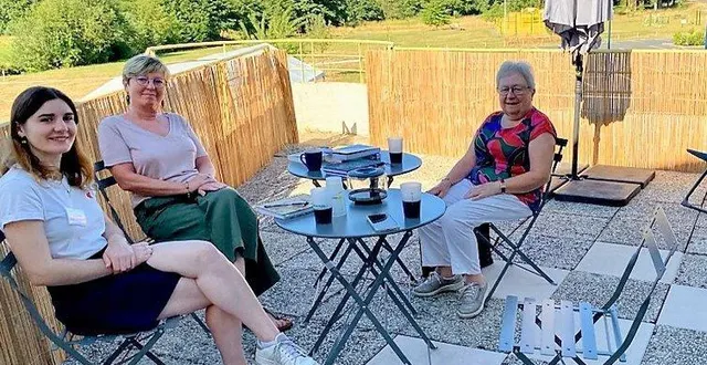 photo  une terrasse a été aménagée pour lire en extérieur ou simplement papoter et échanger sur ses lectures.  &copy;  le maine libre. 