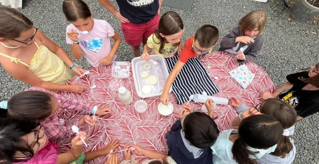 photo  après la visite de la chèvrerie, les enfants ont pu déguster les produits au lait de chèvre.  &copy;  ouest-france 
