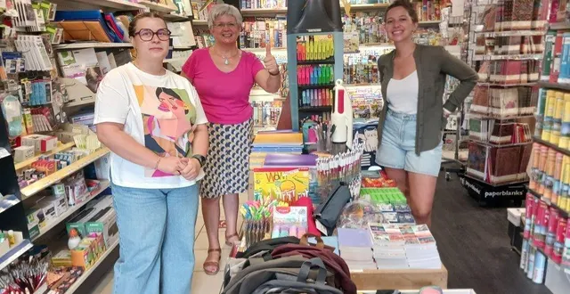 photo  de gauche à droite, maxime leroux, étudiante, nadine enguehard, gérante et sandra pavy, qui travaille à la librairie.  &copy;  ouest-france 