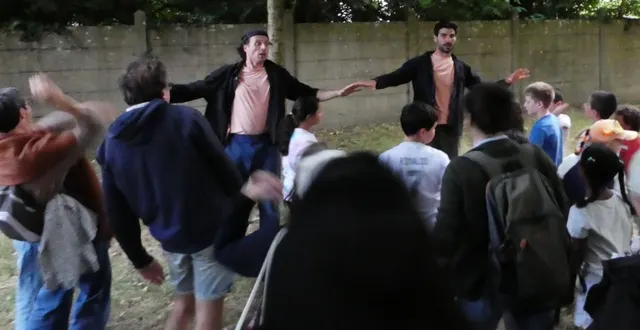 photo  mardi dernier, dans le conte « kibi », deux acteurs de la compagnie lève un peu les bras ont enrôlé 30 spectateurs sur 60. les séquences de l’histoire sont des morceaux de chorégraphie. à la fin, en musique, ils sont dansés par les acteurs et les spectateurs ravis. « j’ai adoré que le public, embarqué dans l’histoire, finisse par la danser », confie emilie kasby, responsable culture.  &copy;  ouest-france 