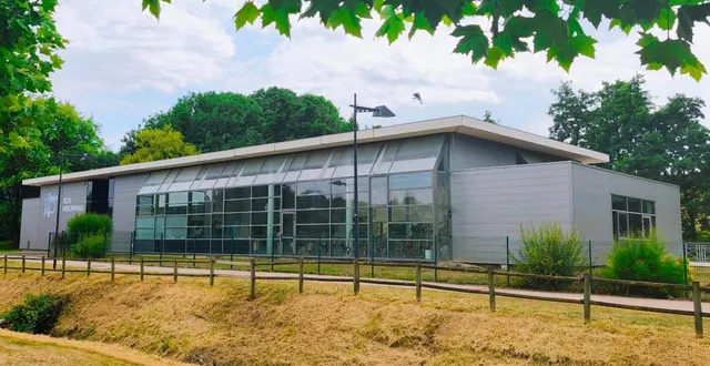 photo  la piscine h²o est située dans un cadre verdoyant, à la base de loisirs de ceton.  &copy;  ouest-france 