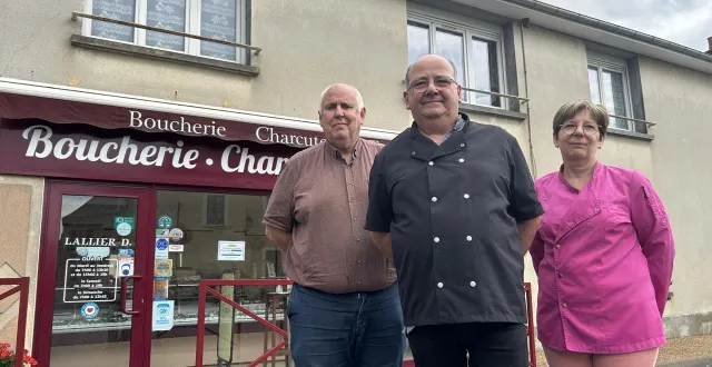 photo  courgains, mercredi 23 juillet 2025. patrick manuel, le maire (à gauche) et le conseil municipal ont décidé de prendre les choses en main pour aider didier et sylvie lallier à trouver un repreneur avant novembre.  &copy;  le maine libre 