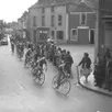 photo  en juillet 1954, le tour de france traverse pour la première fois candé. 