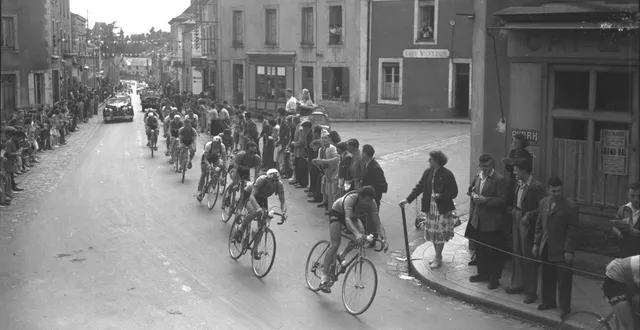 photo  en juillet 1954, le tour de france traverse pour la première fois candé.  &copy;  archives ouest-france 