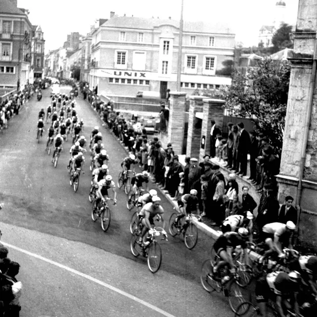 photo le 28 juin 1963, le peloton emprunta le nouveau pont de la verzée, à segré, achevé la veille de l’étape.  ©  archives ouest-france