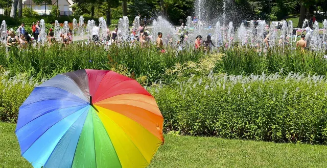 photo  photo le maine libre yvon loue le mans le 20 juin 2025 chaleur et soleil parc monod - eau - soleil - chaleur - canicule - rafraîchir  &copy;  photo le maine libre - yvon loué 