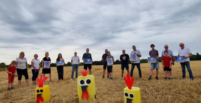 photo  une signalétique très colorée marque les paysages dans les alentours de neuville pour annoncer le comice du 1er au 3 août.  &copy;  ouest-france 
