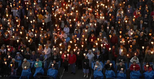 photo  office et procession du soir sur le parvis du sanctuaire notre-dame, à lourdes (hautes-pyrénées).  &copy;  archives ouest-france 