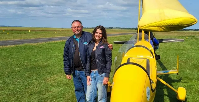 photo  david morin, moniteur au mans et diane, 16 ans, avant de s’envoler pour une nouvelle étape du tour de france ulm 2025.  &copy;  diane selingant 