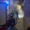 photo  rue de fresnay, à alençon, dans la nuit du 27 au 28 juillet 2025, les pompiers éteignent une voiture en feu. 
