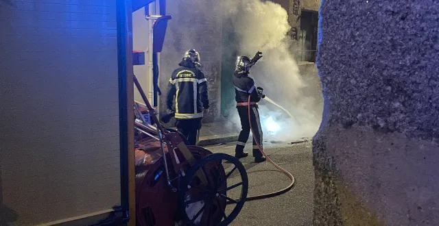 photo  rue de fresnay, à alençon, dans la nuit du 27 au 28 juillet 2025, les pompiers éteignent une voiture en feu.  &copy;  sarah legrand 