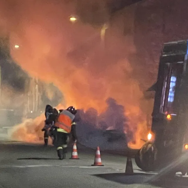 photo rue de fresnay, à alençon, dans la nuit du 27 au 28 juillet 2025, les pompiers éteignent une voiture en feu.  ©  sarah legrand
