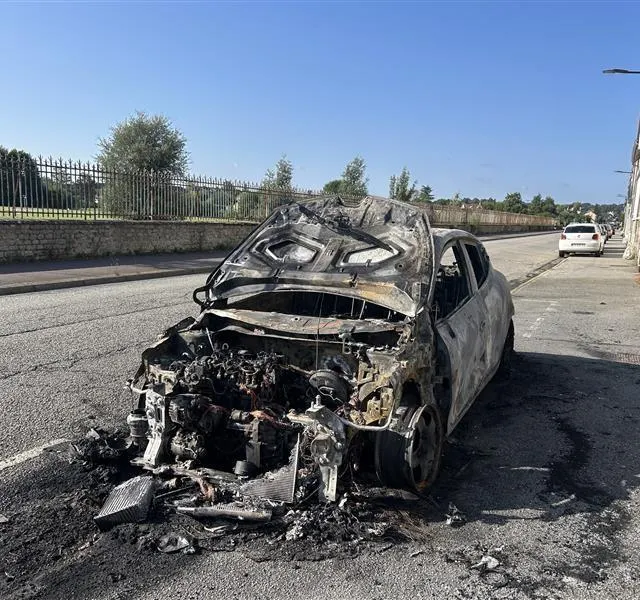photo le véhicule léger incendié au lendemain, rue de fresnay, à alençon (orne)  ©  ouest-france