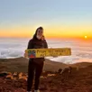 photo  férue de sport, clémence guérin aime aussi se surpasser. à l’automne 2024, avec son petit ami, elle a gravi le piton des neiges sur l’île de la réunion, à la frontale, afin de voir le lever du soleil. 