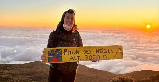photo  férue de sport, clémence guérin aime aussi se surpasser. à l’automne 2024, avec son petit ami, elle a gravi le piton des neiges sur l’île de la réunion, à la frontale, afin de voir le lever du soleil.  &copy;  clémence guérin 