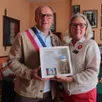 photo le maire xavier schneider reçoit la poupée izzy de véronique chabrol, représentant l’ambassade du canada.
