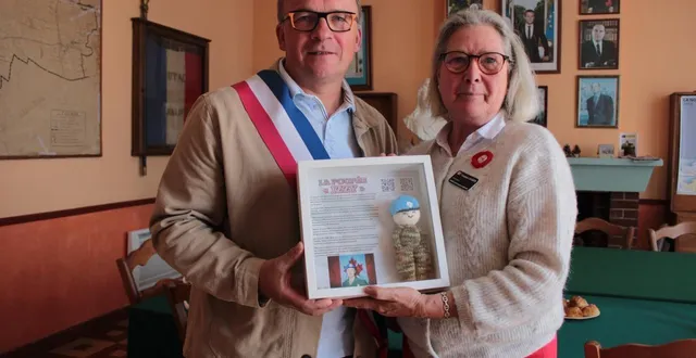 photo  le maire xavier schneider reçoit la poupée izzy de véronique chabrol, représentant l’ambassade du canada.  &copy;  ouest-france 