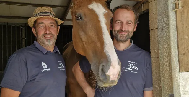 photo  johann demars, l’employé ami et étienne calléja, le propriétaire du centre équestre se sont démenés pour un accueil comme il se doit.  &copy;  ouest-france 