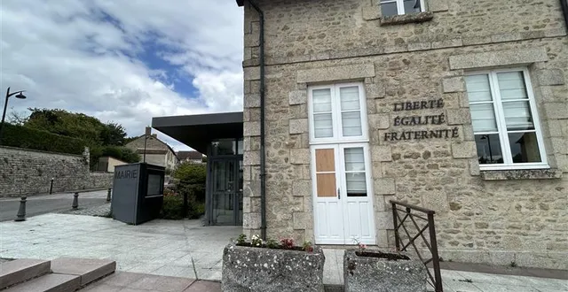 photo  la mairie de condé-sur-sarthe (orne) a subi des dégradations et a été fouillée dans la nuit du vendredi 25 au samedi 26 juillet 2025.  &copy;  ouest-france 