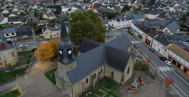 photo  l’église saint-martin de changé et son magnifique platane plus que centenaire.  &copy;  ouest-france 