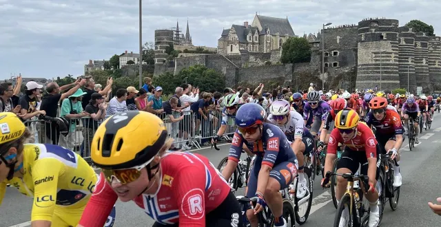 photo  c’est dos au château d’angers que les coureuses se lancent à l’assaut du sprint final de cette troisième étape du tour de france femmes.  &copy;  ouest-france 