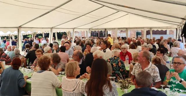 photo  près de 300 convives étaient présents pour célébrer les 50 ans de l’association génération mouvement.  &copy;  ouest-france 