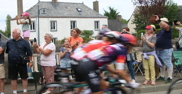 photo  saint-michel-et-chanveaux, hier. petits et grands se sont massés sur le bord des routes pour le passage des coureuses.  &copy;  co 