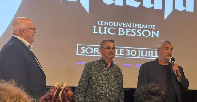 photo  luc besson présente son film en présence de jean grimbert, maire (à gauche) et stéphane dif, adjoint en charge de la culture.  &copy;  ouest-france 