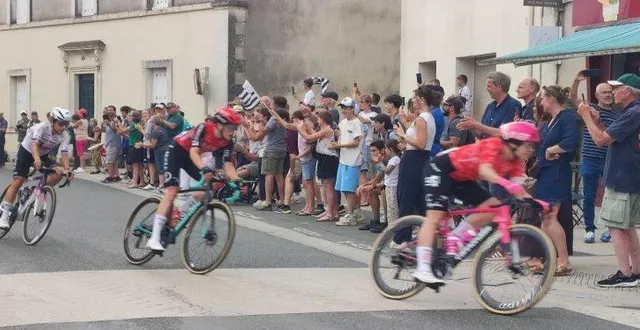 photo  les quatre échappées au passage de challain. elles n’iront pas au bout et seront rejointes par le peloton  &copy;  ouest-france 