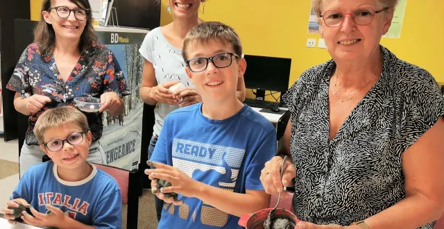photo  côme, 11 ans et maxence, 8 ans, ont conçu un abreuvoir avec leur mamie sur les conseils des animatrices.  &copy;  le maine libre. 