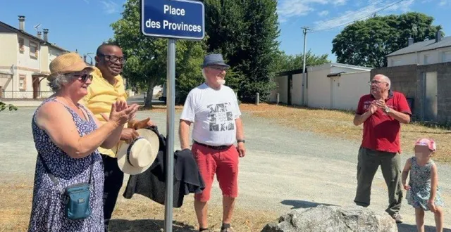 photo  les habitants lors de l’inauguration de la place.  &copy;  le maine libre 