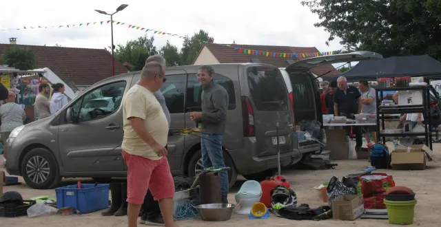 photo  les étalages du bric-à-brac, dimanche, lors de la sainte-anne  &copy;  ouest-france 