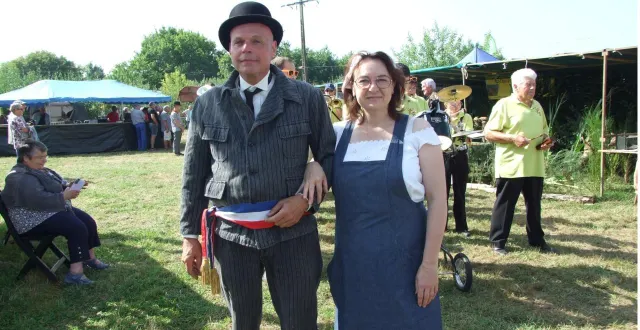 photo  le maire et sa première adjointe ont pris la tête de la parade en costumes d’époque  &copy;  ouest-france 