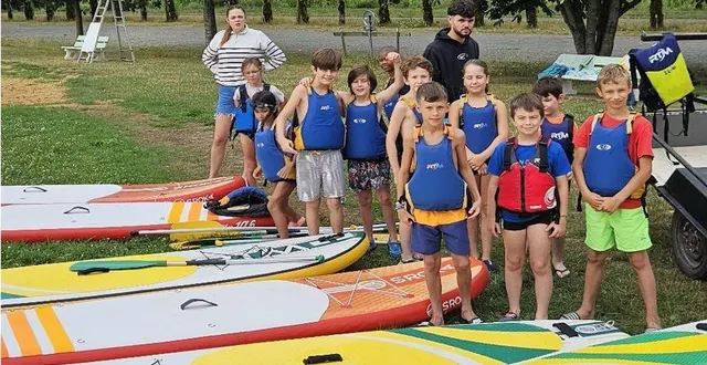 photo  les enfants ont découvert le paddle pendant leur séjour à la base de loisirs de chantenay-villedieu.  &copy;  johanna froger 