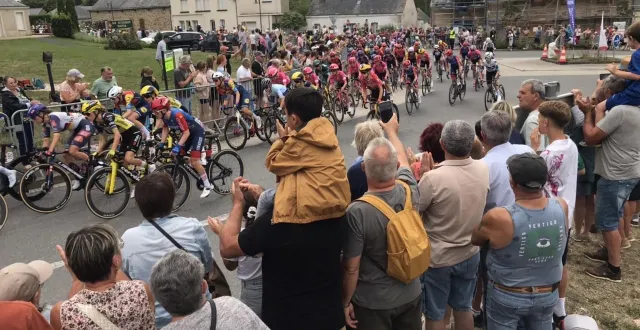 photo  les coureuses du tour de france femmes de saint-michel-et-chanveaux (maine-et-loire) sont arrivées dans la commune peu après 16 h.  &copy;  ouest-france 