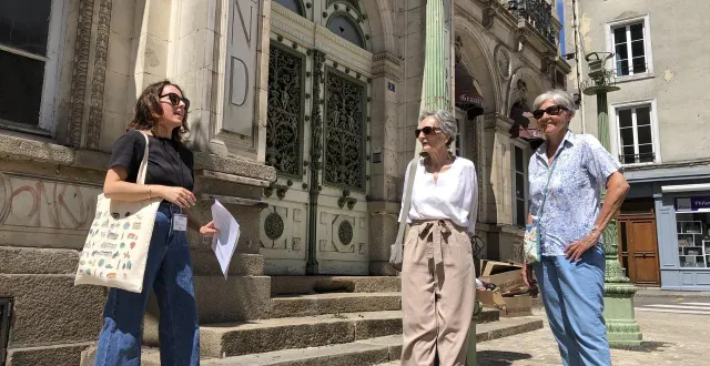 photo  lou marais, guide touristique, avec deux participantes lors de la première visite « alençon la discrète » organisée par l’office de tourisme, devant le grand cerf, un des bâtiments emblématiques de la ville.  &copy;  ouest-france 
