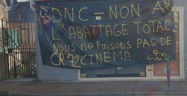 photo  une bâche a été tendue avec des inscriptions devant la permanence d’éric martineau.  &copy;  ouest-france 