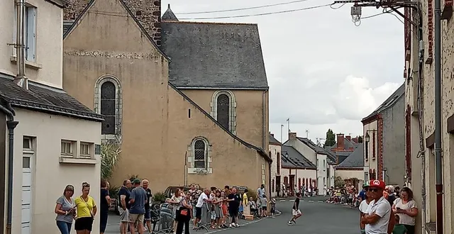 photo  moment rare à chazé-sur-argos, lundi après-midi : le tour de france femmes a traversé le village, où les spectateurs attendent le passage des coureuses.  &copy;  co 