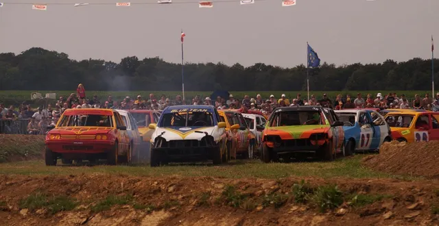 photo  les voitures, sur la ligne de départ, encore en bon état…  &copy;  ouest-france 