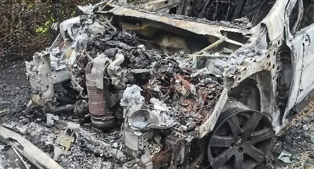 photo  il ne reste rien du véhicule qui a brûlé dans la nuit de lundi à mardi, rue d’alençon, à saint-germain-du-corbéis.  &copy;  photo fournie par la victime 