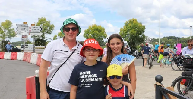 photo  à montsoreau, une famille de spectateurs venus de normandie avec chacun un accessoire du tour.  &copy;  co 