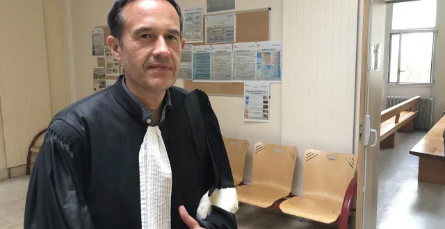 photo  saumur, lundi 28 juillet. me jérôme pianezza, avocat au barreau de lille, défenseur du prévenu venu de tourcoing.  &copy;  co 